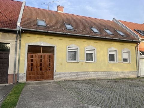 Eladó Ház 6000 Kecskemét , Vacsiközben kiváló helyen 2 szintes családi ház eladó