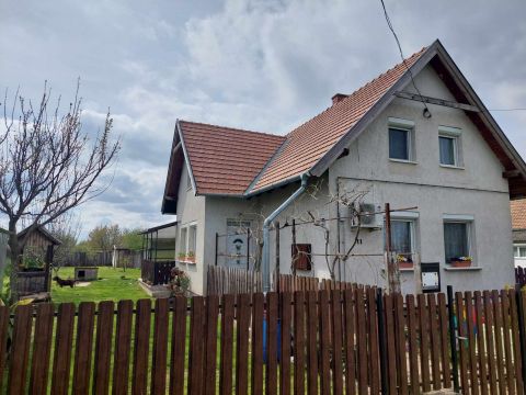 Eladó Ház 7083 Tolnanémedi , két szintes tégla ház