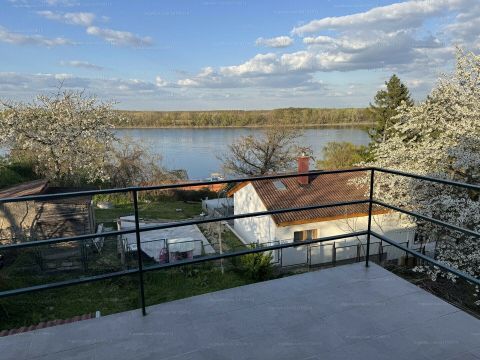 Eladó Ház 2458 Kulcs Duna melletti utcában
