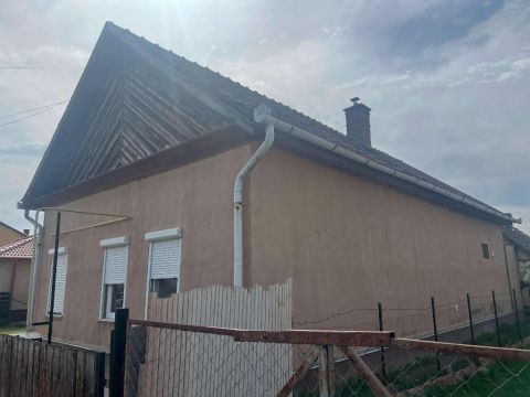 Eladó Ház 5052 Újszász , 5052 Újszász, családi házas