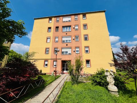 Eladó Lakás 2200 Monor Azonnal birtokba vehető lakás, uszodával szemben!