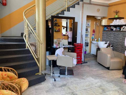 Eladó Üzlethelyiség 8600 Siófok , Eladó galériás üzlethelyiség – fix bérlővel,biztos hozammal!