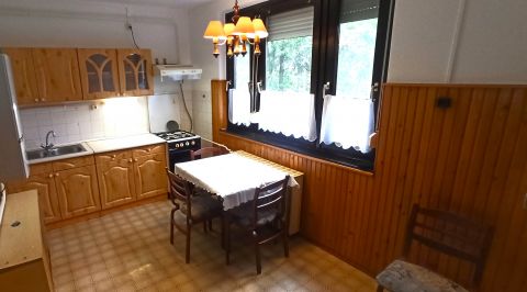 Kiadó Lakás 6000 Kecskemét Kiadó földszinti, nappali +2 szobás lakás a Vacsiközben.  