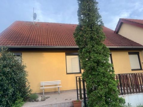 Kiadó Ház 7300 Komló 