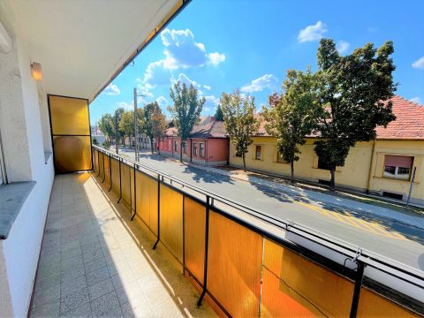 Kiadó Lakás 6000 Kecskemét , Kecskemét belvárosában 110 nm2-es, bútorozatlan lakás kiadó 