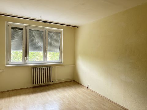 Eladó Lakás 6000 Kecskemét , Kecskeméten a Kórház közelében 2 szobás, nyilászáró cserélt