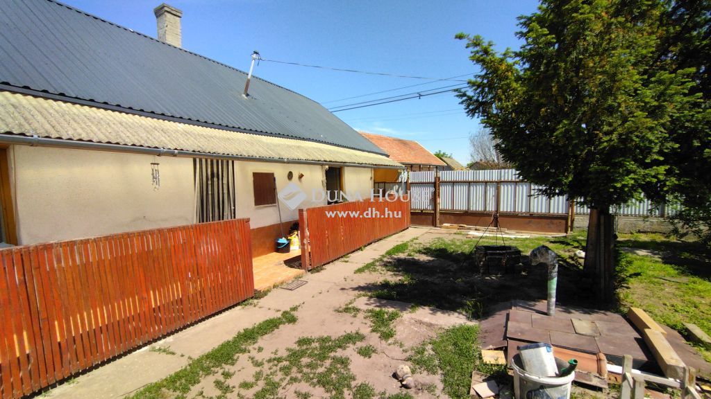 2760 Nagykáta , Mátyás király út közelében — 1/13