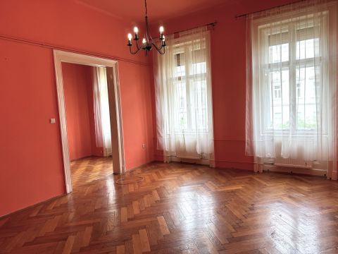 Eladó Lakás 1088 Budapest 8. kerület , Kőrúton 2 szobás utcai emeleti lakás eladó!M2,M3,M4 metrónál