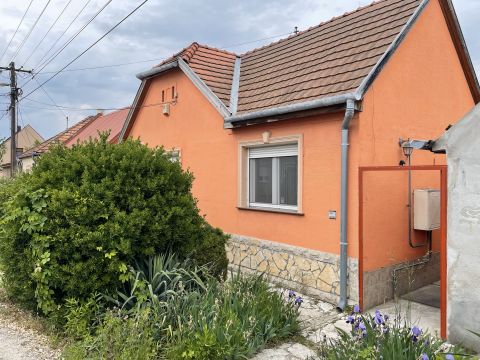 Eladó Ház 9025 Győr , GYŐR - ÚJVÁROS RENDEZETT UTCÁJÁBAN CSALÁDI HÁZ KIS KERTTEL