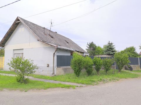 Eladó Ház 2192 Hévízgyörk , Újtelepen, felújításra váró családi ház, új kerítéssel