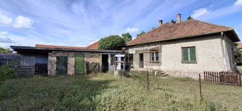 Eladó Ház 2335 Taksony , Taksony központjában családi ház eladó.