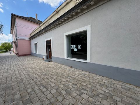 Kiadó Üzlethelyiség 2750 Nagykőrös , Nagy méretű utcafronti üzlethelyiség a főutcán KIADÓ!