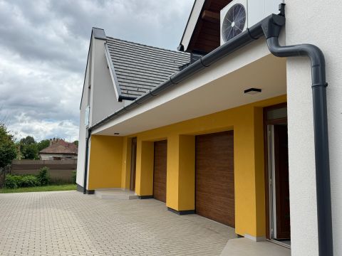 Eladó Ház 2440 Százhalombatta , csendes utcában újépítésű hőszivattyús családi ház 
