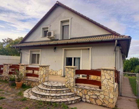 Eladó Ház 2241 Sülysáp , Impozáns méretű családi ház hatalmas telken 