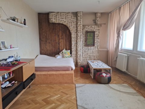 Eladó Lakás 1021 Budapest 2. kerület , Hárshegyen emeleti loggiás lakás