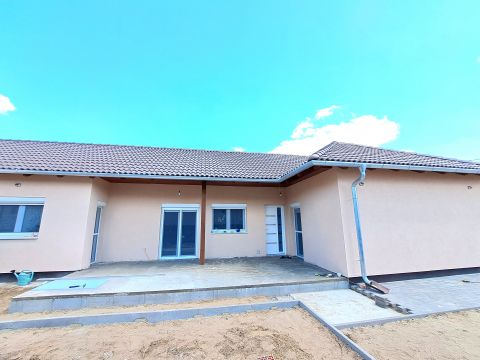 Eladó Ház 2211 Vasad Modern otthon közel a természethez, jó közlekedéssel!