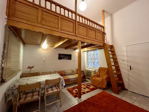 Eladó Lakás 1065 Budapest 6. kerület , Nagymező utcában emeleti 2 szobás lakás
