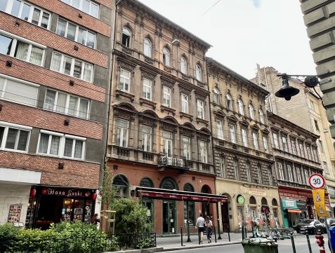 Eladó Lakás 1065 Budapest 6. kerület , Nagymező utcában emeleti 2 szobás lakás
