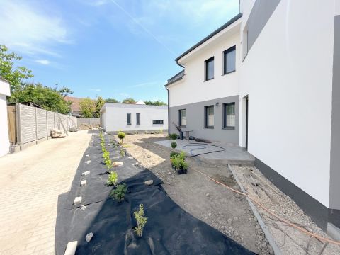 Kiadó Lakás 6000 Kecskemét KIADÓ 2025-ben épült belvárosi 1.emeleti teraszos lakás