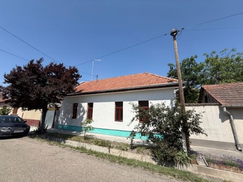 Eladó Ház 2700 Cegléd 