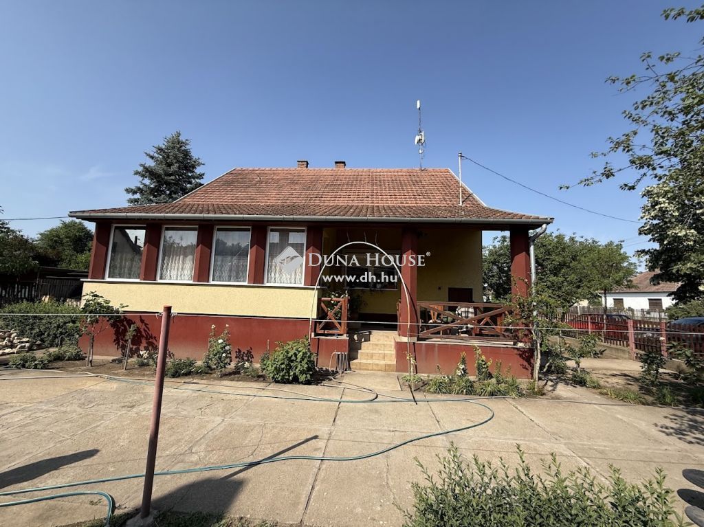 6000 Kecskemét , 2 szintes családi ház eladó Kecskemét-Szarkásban — 1/18