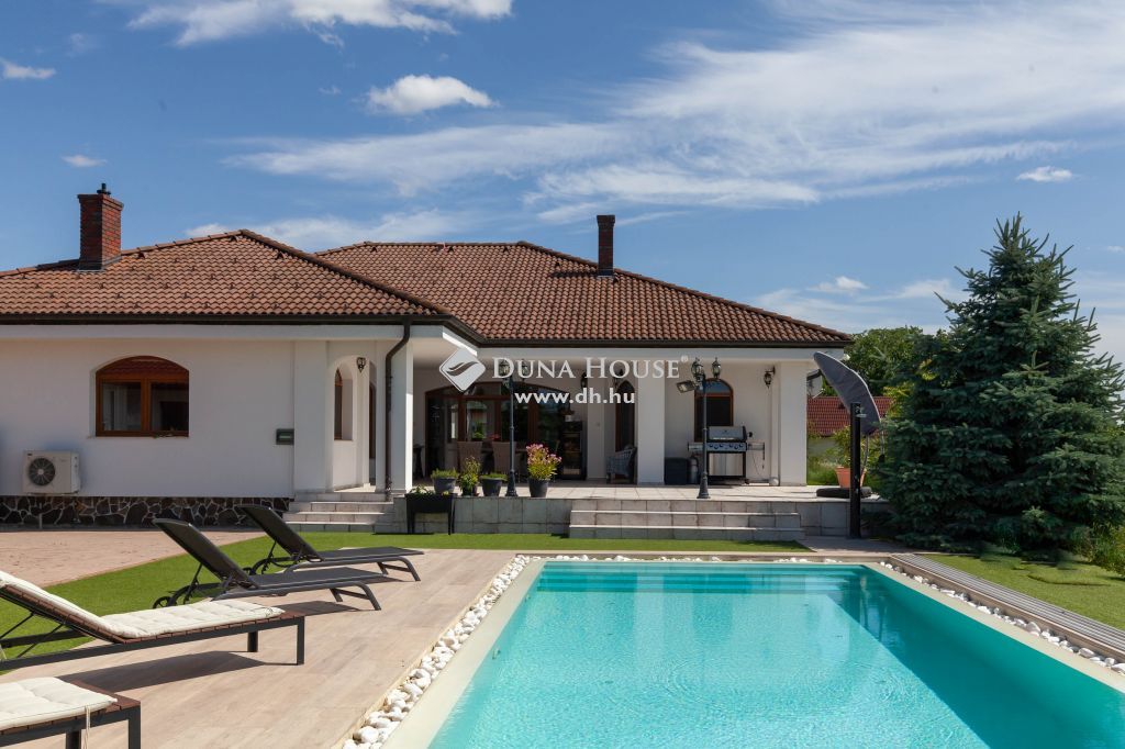 8600 Siófok , Balatonnál, csodás, mediterrán villa exclusive környezetben — 1/30