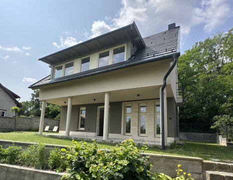 Eladó Ház 2182 Domony , Egres-patak mellett, panorámás, új építésű