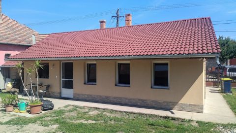 Eladó Ház 6090 Kunszentmiklós Tégla építésű, szigetelt családi ház