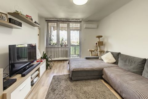 Eladó Lakás 6000 Kecskemét , Kecskeméten Villanegyedben felújított, erkélyes lakás 