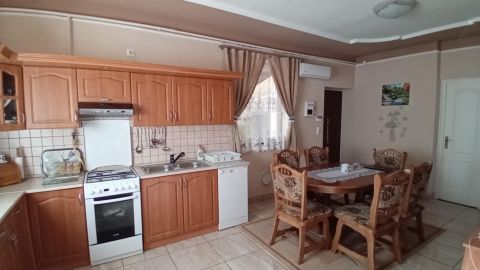 Eladó Ház 8600 Siófok , Belvárosi, felújított, 2 szobás, konyha-étkezős családi ház