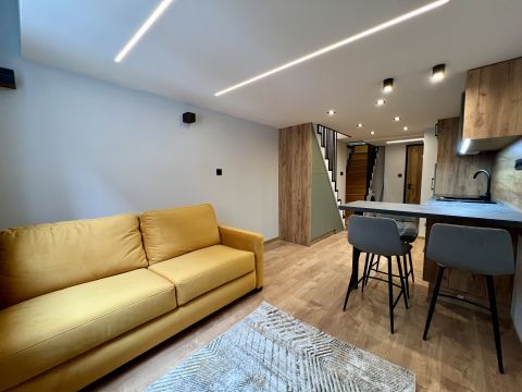 Eladó Lakás 1067 Budapest 6. kerület , Teréz Körúttól 1 utcára felújított  lakás