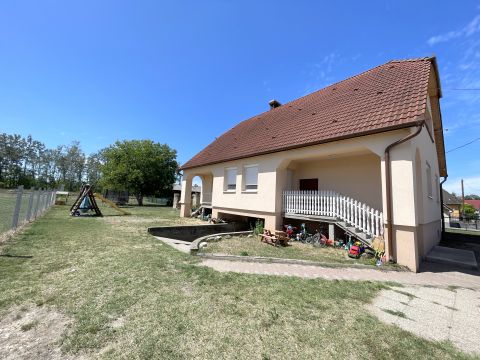 Eladó Ház 6097 Kunadacs Nappali + 3 szobás felújított családi ház - 1000 nm-es telek