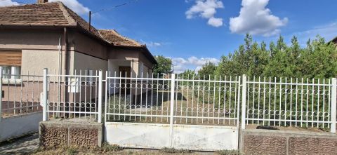 Eladó Ház 6078 Jakabszállás Jakabszállás központjához közel nappali + szobás ház
