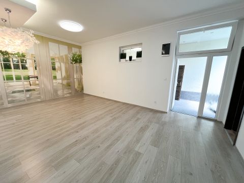Eladó Lakás 1201 Budapest 20. kerület Frissen felújított, két szobás lakás két percre a központtól