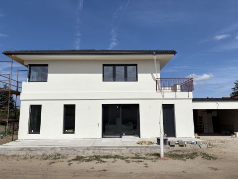 Eladó Ház 6000 Kecskemét , Petőfivárosban nappali+4 szobás, 185nm-es új építésű ikerház