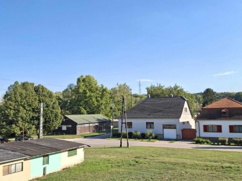 Eladó Lakás 2536 Nyergesújfalu , Első emeleti erkélyes lakás