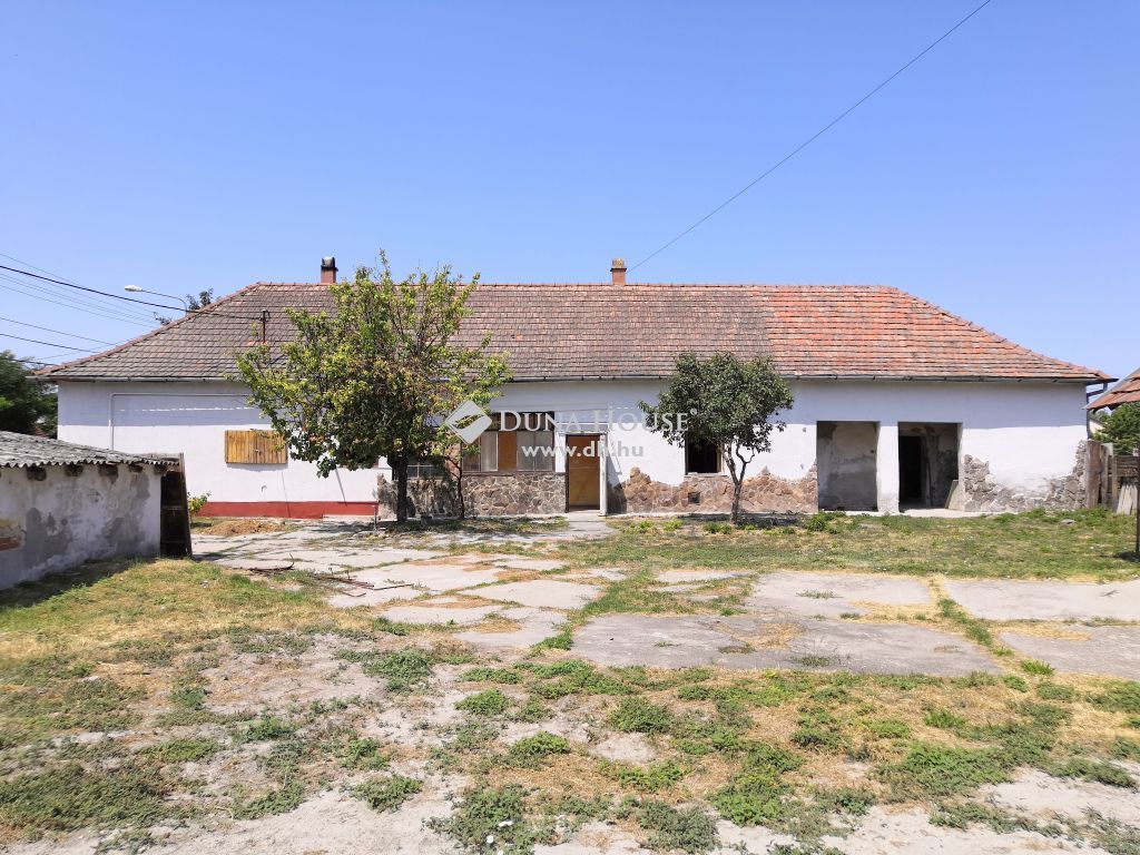 6080 Szabadszállás , Petőfi iskola közelében, jól megépített, felújításra váró — 1/23