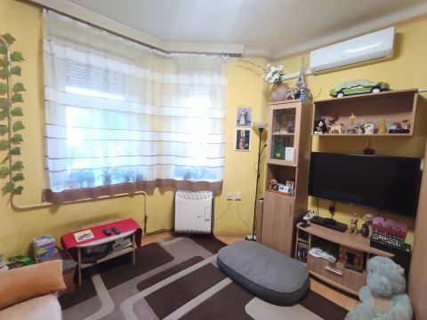 Eladó Lakás 1046 Budapest 4. kerület Újpest Szent László téren 2 szobás lakás eladó