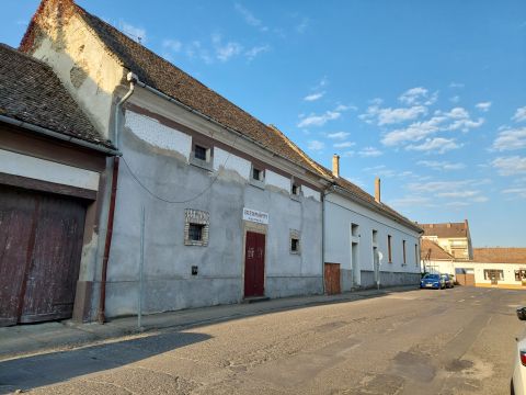 Kiadó Üzlethelyiség 6500 Baja 