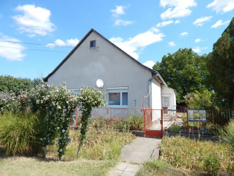 Eladó Ház 8135 Dég , Jó állapotú, háromszobás, nettó 104 m2 Kádár-kocka ház eladó