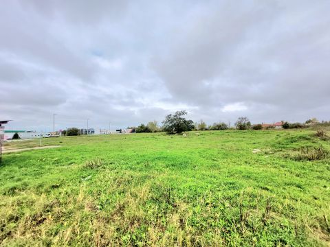 Eladó Telek 8000 Székesfehérvár 20.039 m2-es, belterületi, feltöltött, üres telek 