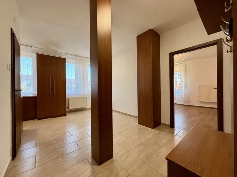 Eladó Lakás 8400 Ajka A városközpont közelében, felújított lakás