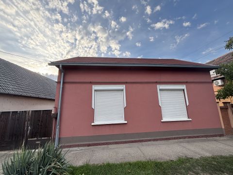 Eladó Ház 2335 Taksony , Taksony Fő útvonalán