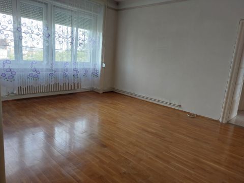 Eladó Lakás 8105 Pétfürdő Pétfürdő Cukrászda parkoló