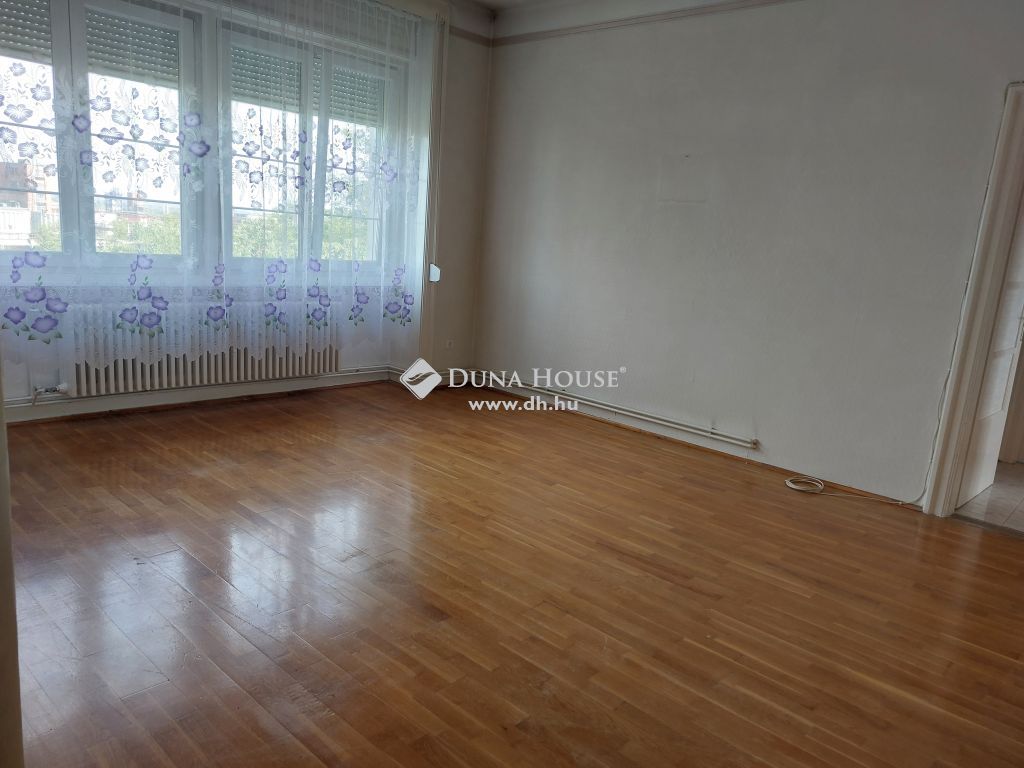 8105 Pétfürdő , Pétfürdő Cukrászda parkoló — 1/13
