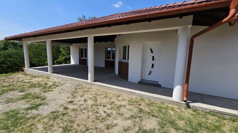 Eladó Ház 7042 Pálfa Csendes központi részen.