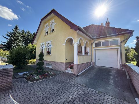 Eladó Ház 9700 Szombathely Kámon/2 szint/N+5szoba/garázs/kertvárosi környezet !