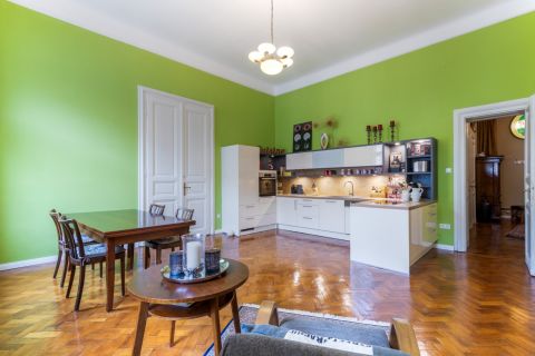 Eladó Lakás 1067 Budapest 6. kerület , Andrássy úthoz közel gyönyörű ház egyedi lakása