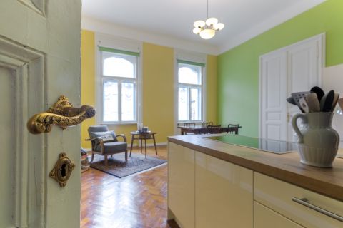 Eladó Lakás 1067 Budapest 6. kerület Andrássy úthoz közel gyönyörű ház egyedi lakása