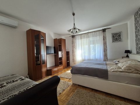 Eladó Ház 8600 Siófok , egyszintes, családi ház pazar wellnessel, impozáns kerttel